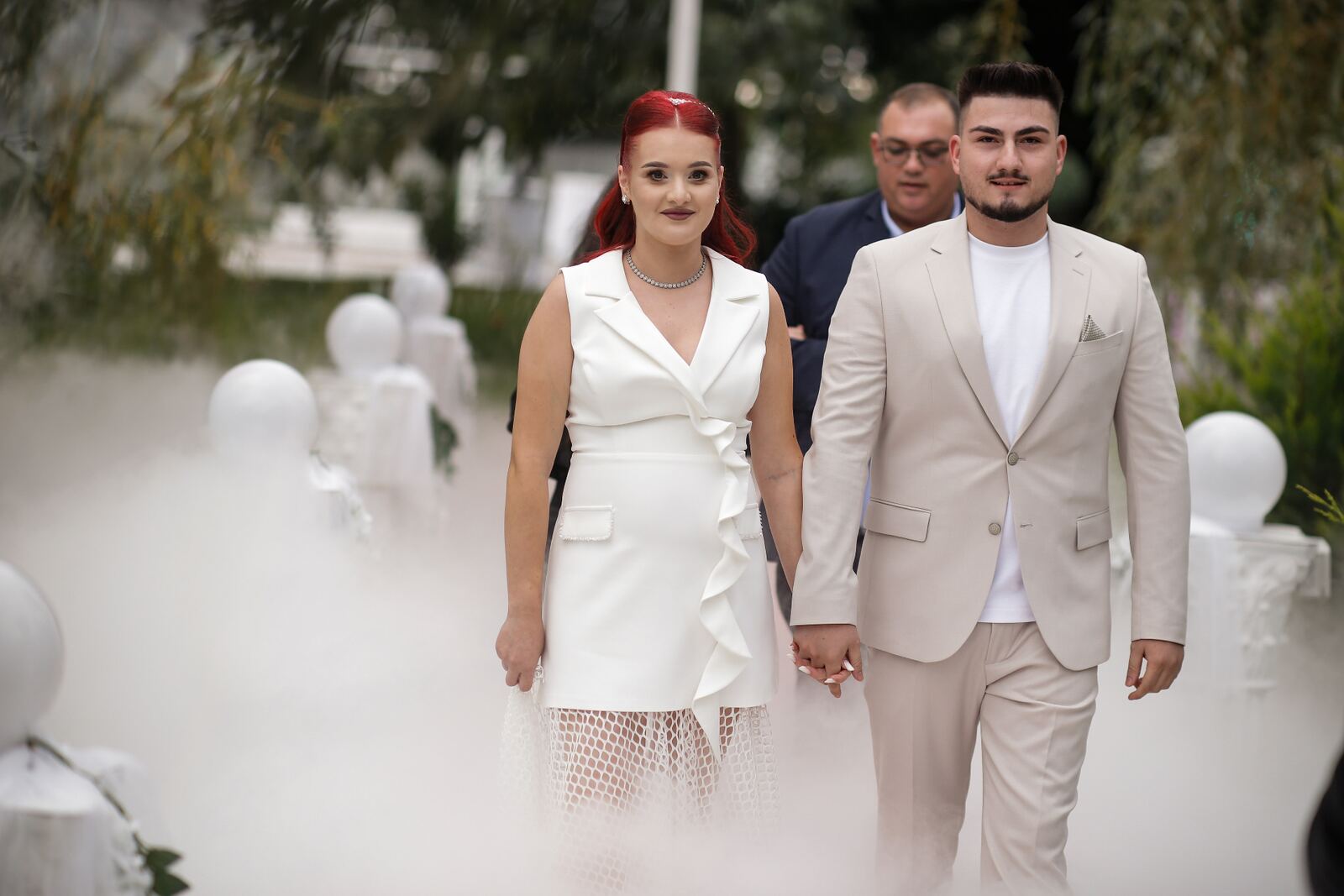 Mirii intrând la ceremonie prin fum scenic