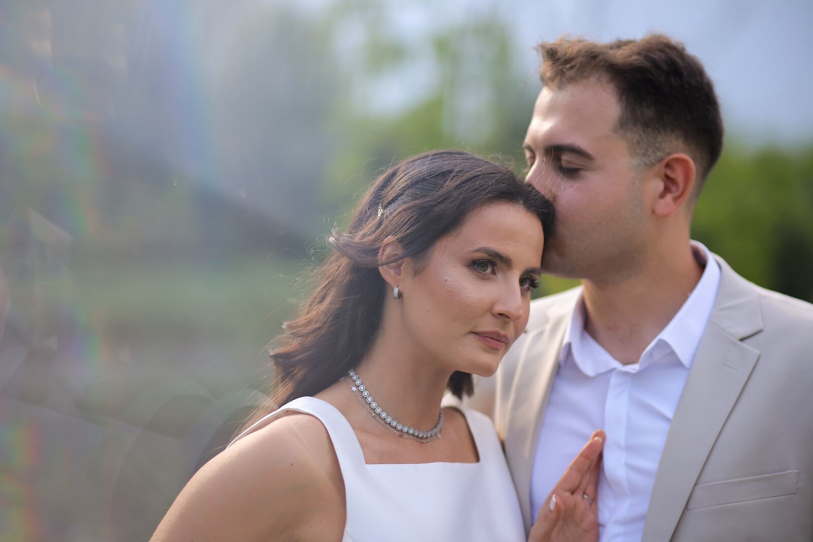 Mirele sărutând fruntea miresei într-un moment intim