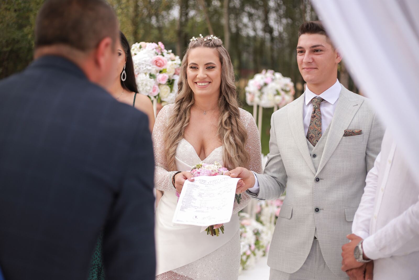 Mirii în timpul ceremoniei cu certificatul în mână
